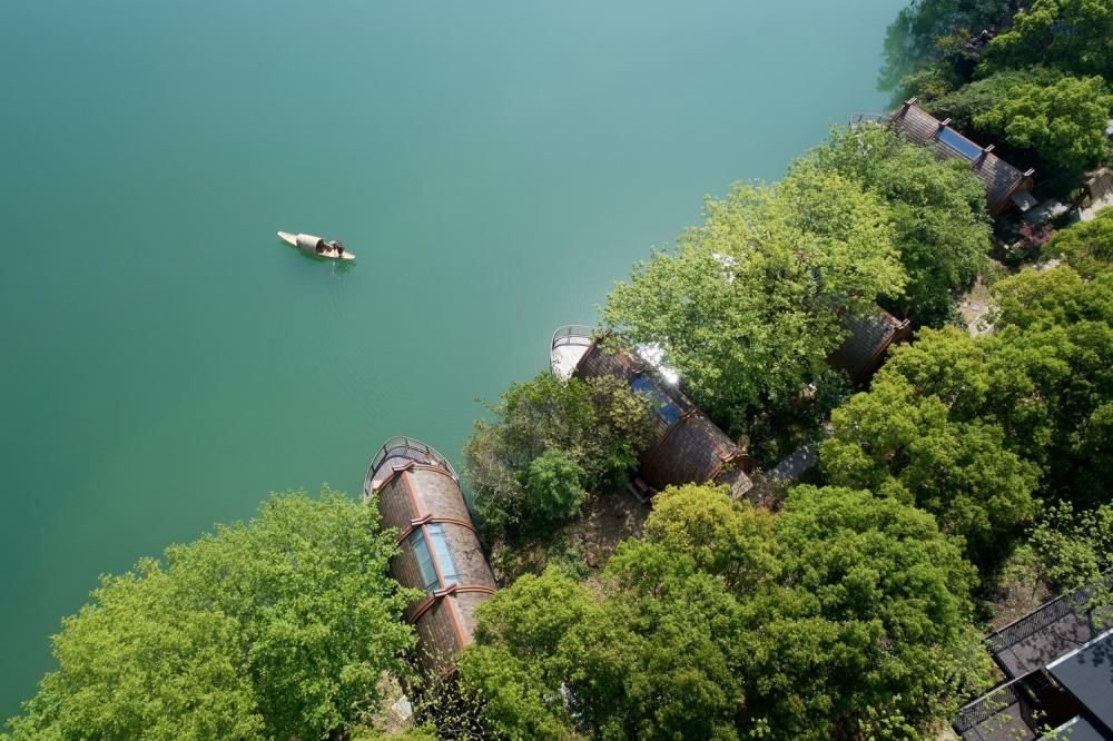 20180829081034 c9ad Ngắm nhìn những ngôi nhà thuyền ven sông đẹp tựa trong tranh